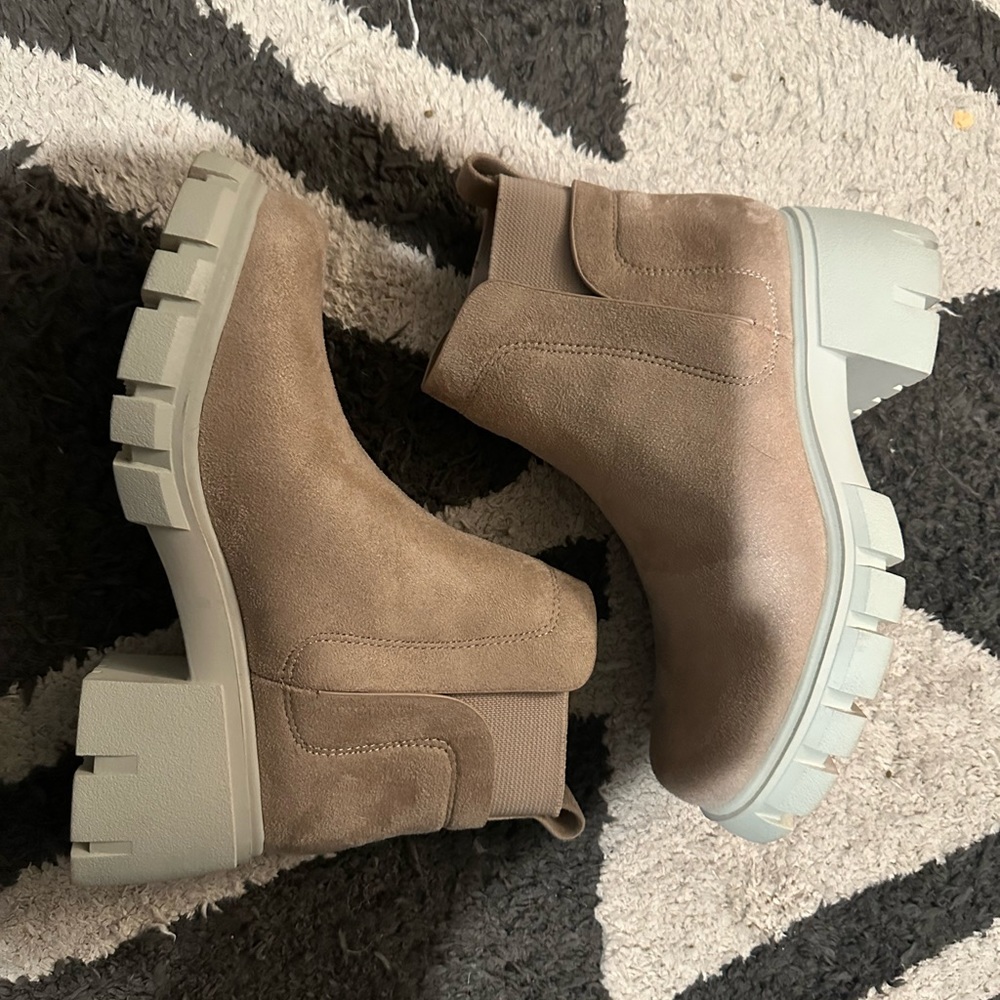 Color: beige-ish pink - size: 6.5 - brand: buckle